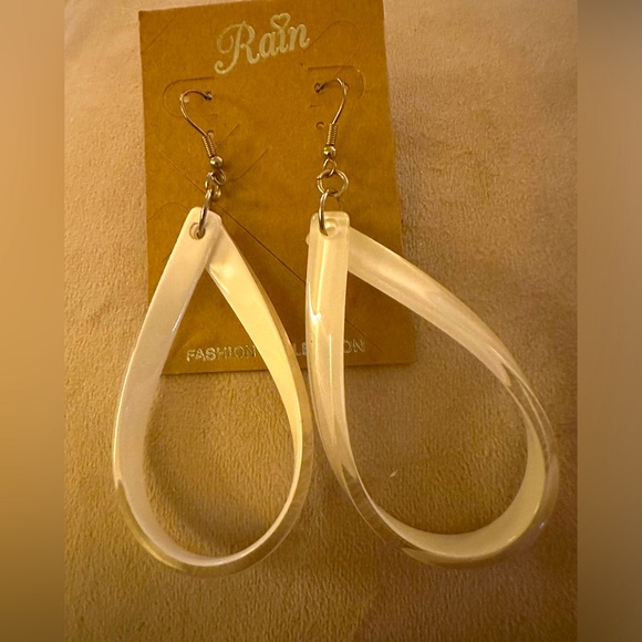 Rain Jewelry Acrylic Door Knocker Drop Disc Statement Earrings White Clear - Picture 3 of 5